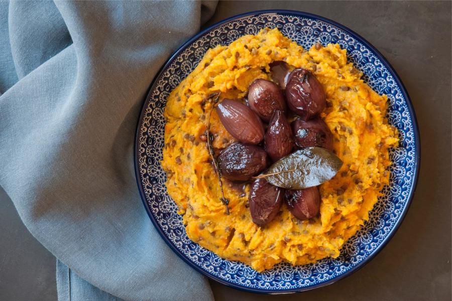 Purê de Raiz com Cebolas Braseadas no Vinho