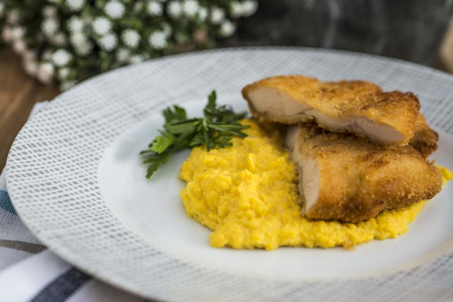 Milanesa de Frango com Creme de Milho