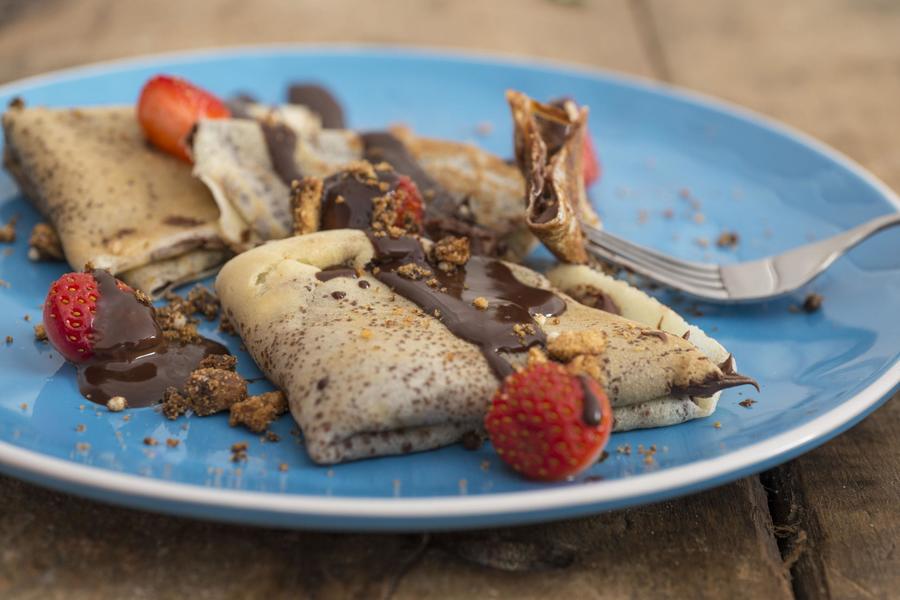 Crepes Caramelizados com Nutella Cobertos com Calda de Chocolate