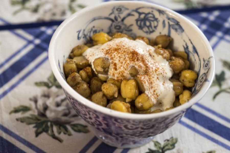 Grão-de-Bico Quente com Homus e Pão Sírio Torrado (Musabaha)