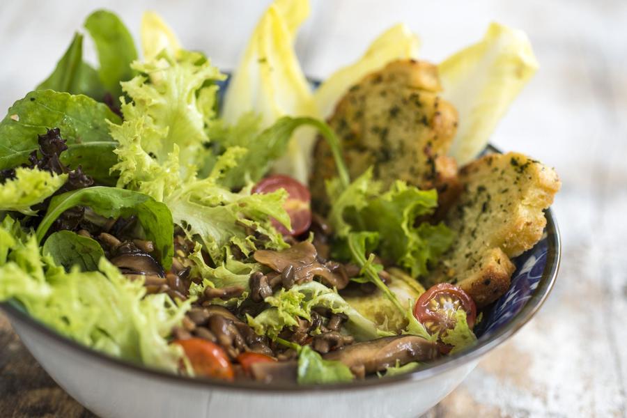 Salada de Verdes com Molho Quente de Cogumelos