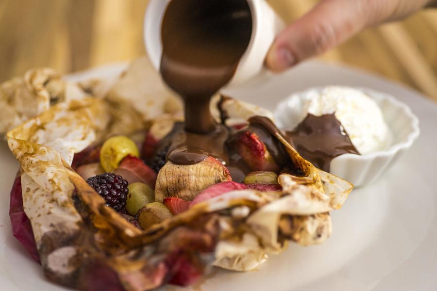 Papillotte de Frutas com Sorvete de Coco e Calda de Chocolate