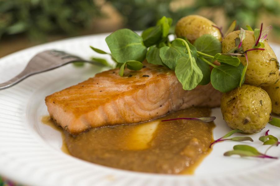 Salmão Grelhado com Molho de Missô e Gengibre com Batatinhas Assadas