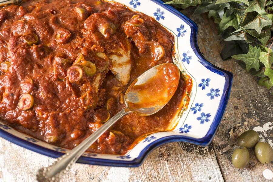 Badejo Assado com Tomate e Azeitona Verde