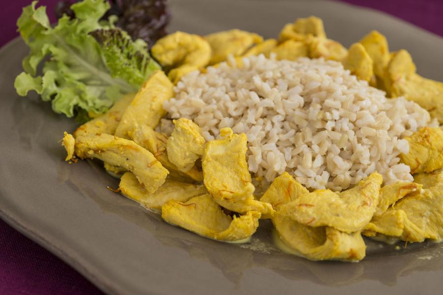 Frango com Açafrão e Arroz Integral