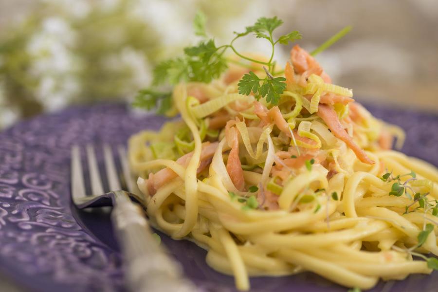 Tagliarini com Salmão e Alho-Poró