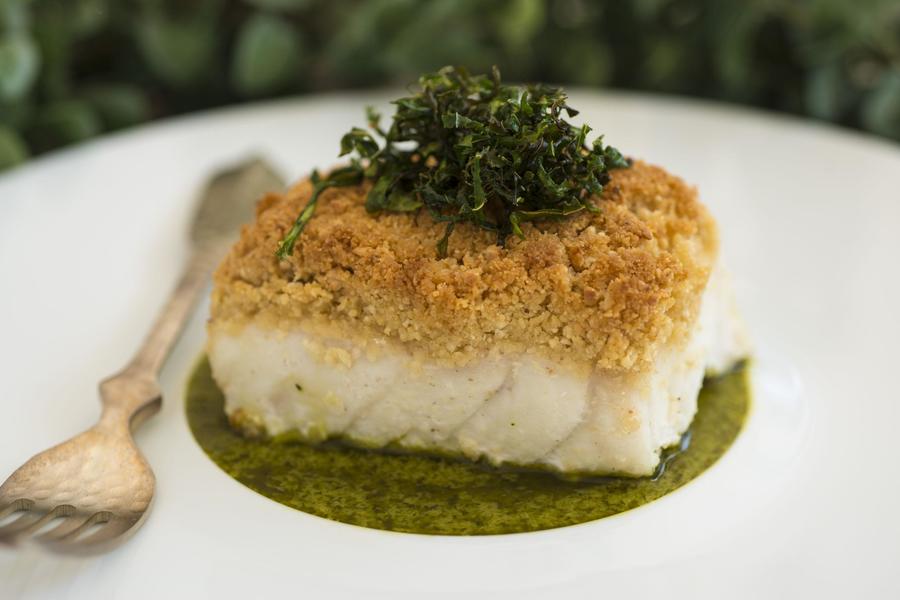 Robalo com Crosta de Castanha de Caju e Pesto de Couve