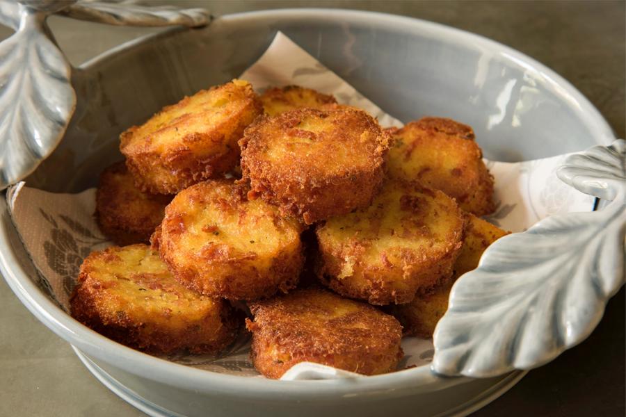 Crostini de Polenta com Tomilho, Salame e Parmesão