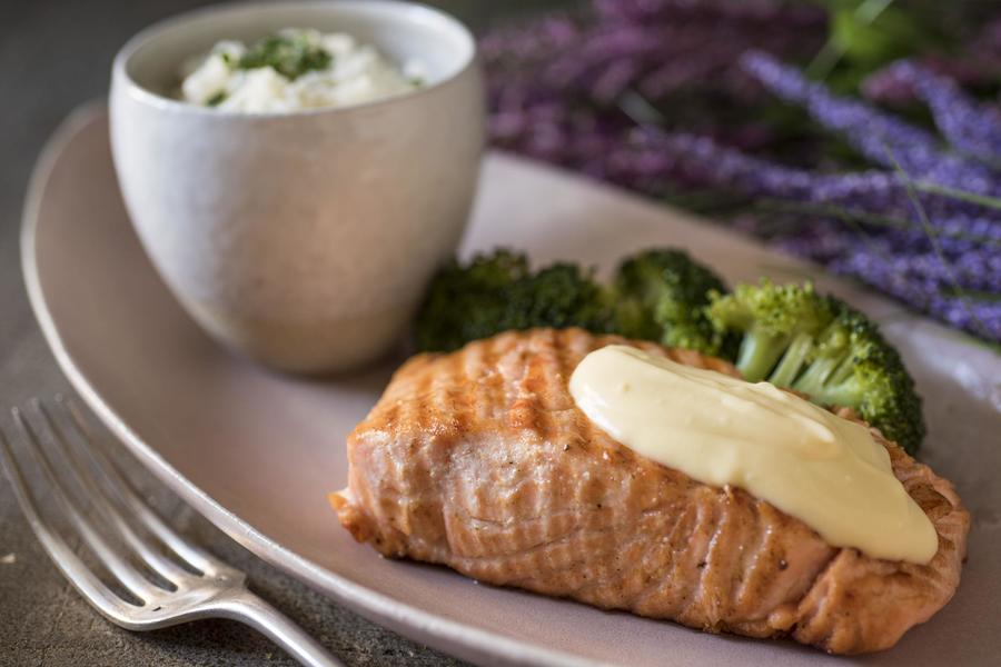 Salmão Grelhado com Molho de Maracujá, Arroz de Jasmim e Brócolis