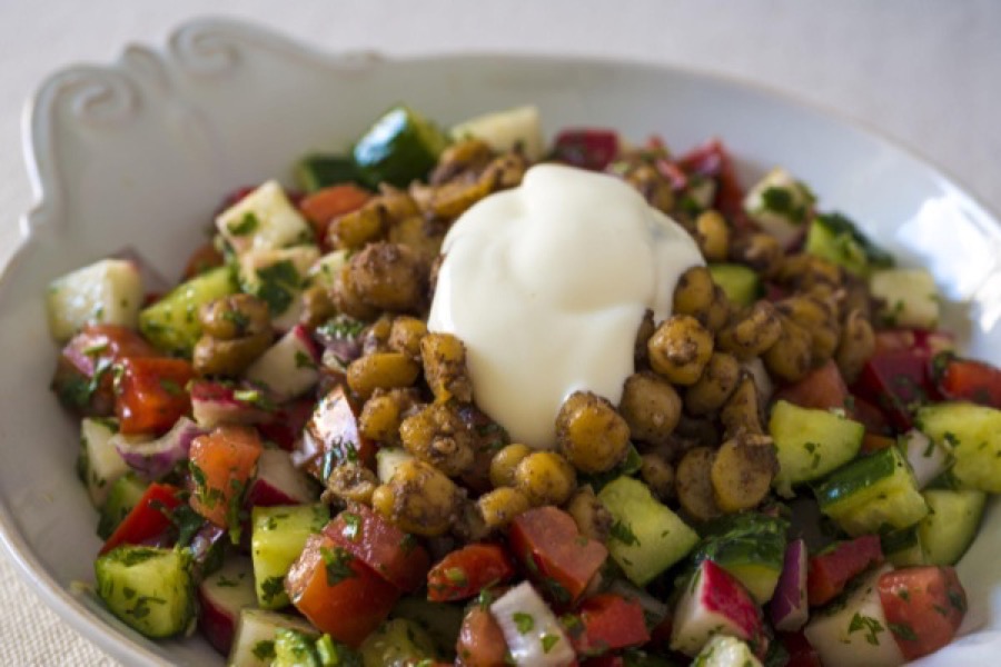 Salada de Grão-de-Bico com Especiarias e com Hortaliças Frescas