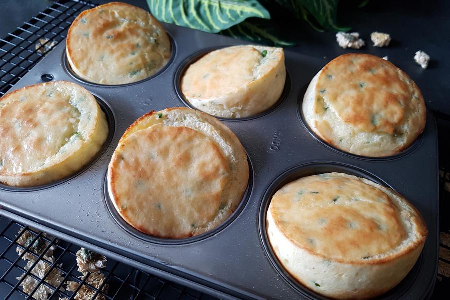 Popover de Pimenta-do-Reino com Cebolinha e Parmesão