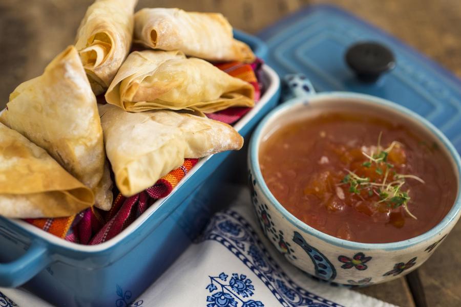 Samosas de Batata com Especiarias e Dip Picante