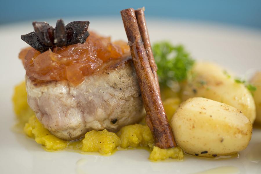  Filé-Mignon Suíno com Chutney de Tomate e Batatas Coradas