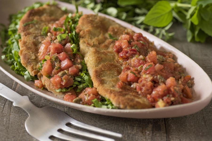 Filé à Milanesa com Tomate Cru e Rúcula