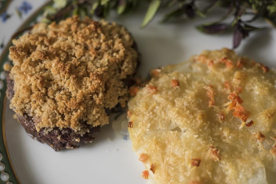 Medalhão de Filé em Crosta de Amêndoa com Galette de Batata