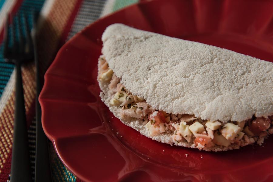 Tapioca de Batata-Doce com Peito de Peru e Queijo Branco