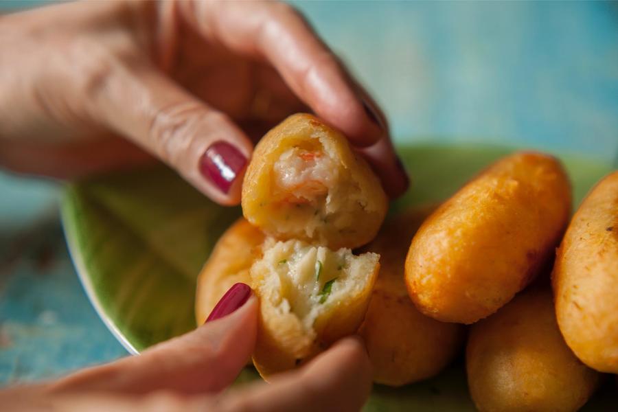 Bolinho de Mandioca com Bobó de Camarão