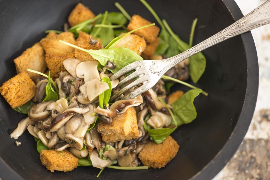 Salada Morna de Cogumelos e Croûtons