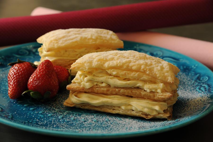 Mil-Folhas com Creme de Mascaporne, Limão e Morangos