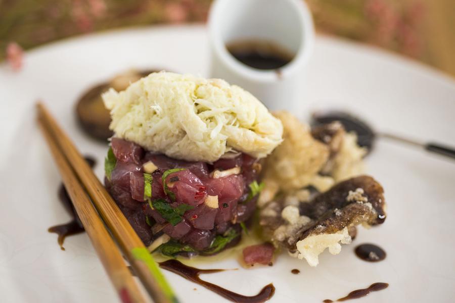 Tartar de Atum com Creme de Bacalhau e Tempura de Shiitake