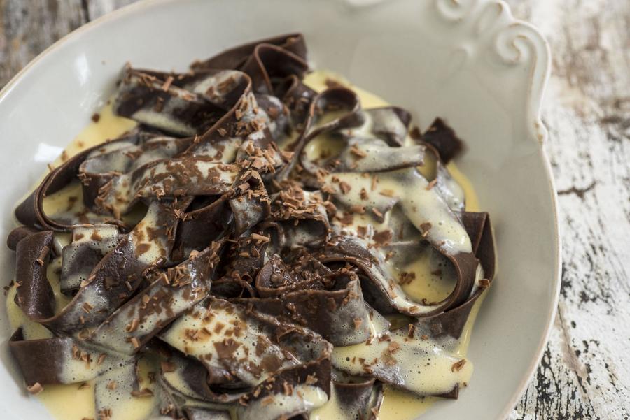 Macarrão de Chocolate com Calda de Maracujá