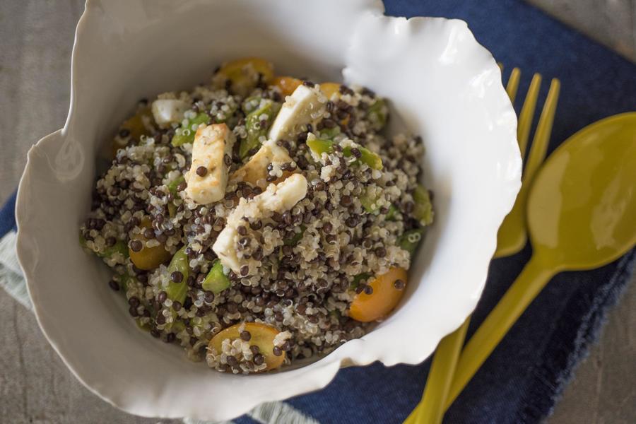 Salada de Quinua e Lentilha com Aspargo, Hortelã e Queijo Feta