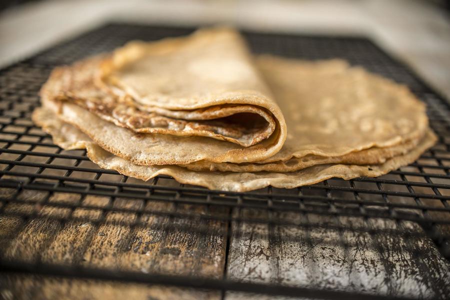 Crepes de Banana Caramelada e Calda de Chocolate