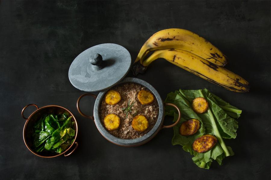 Paçoca de Carne Desfiada Servida com Couve Rasgada e Banana