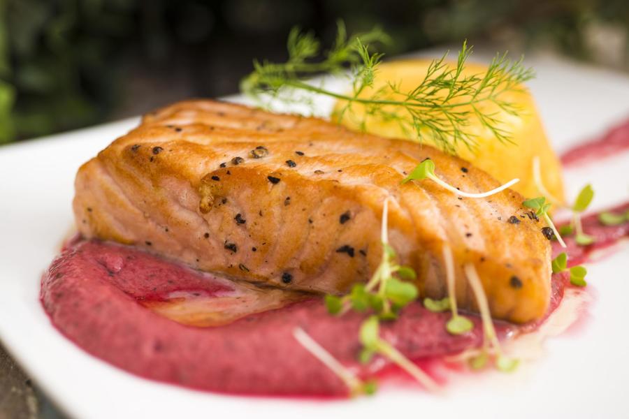 Salmão Grelhado com Bolo de Milho Verde e Vinagrete de Framboesa