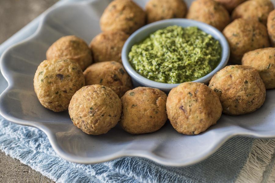 Bolinhos de Tainha ao Molho de Ervas Amazônico