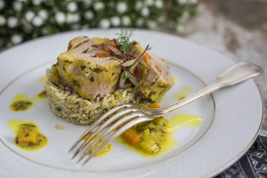  Rolinho de Frango ao Curry com Legumes e Arroz de Coco