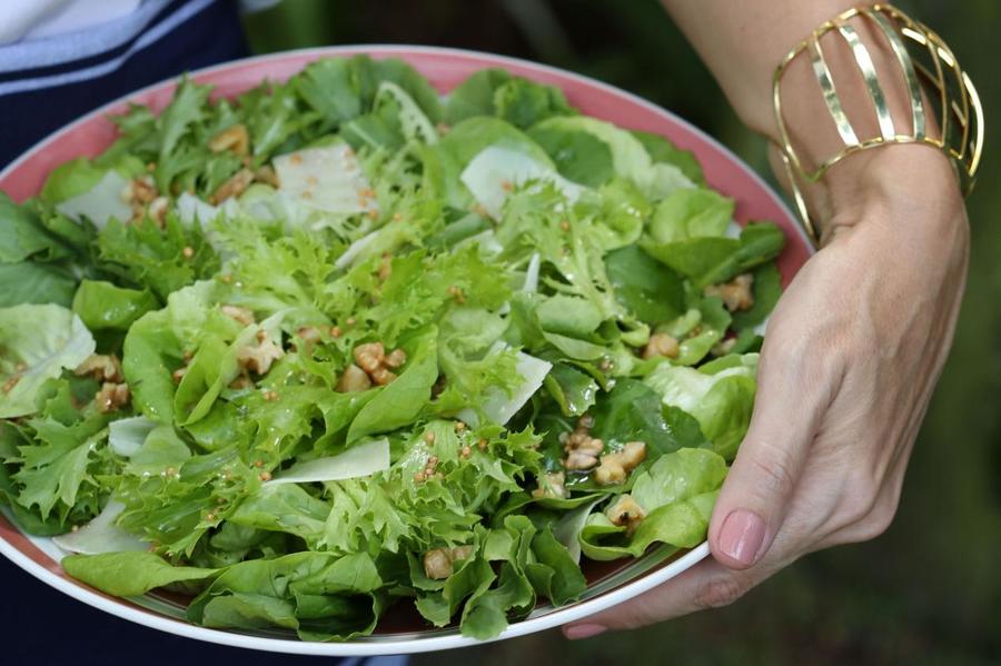 Salada Verde com Nozes e Parmesão