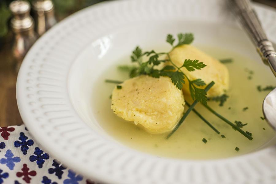 Consommé de Bolinha de Queijo