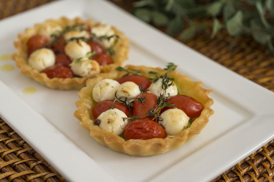 Torta Folhada de Chèvre com Abobrinha e Tomate-Cereja