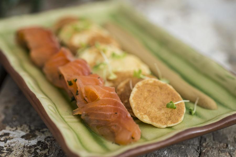 Gravad Lax de Salmão com Molho de Mostarda e Dill e Blinis