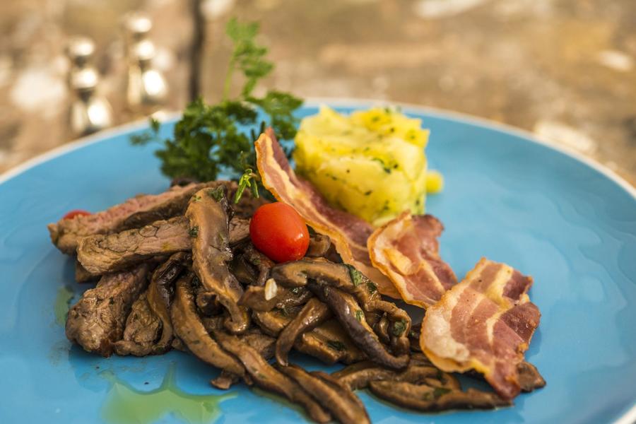 Picata de Filé-Mignon com Shiitake e Tartar de Mandioca com Bacon