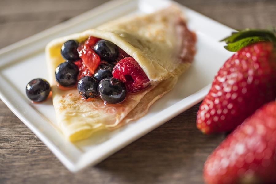 Crepe de Frutas Vermelhas com Calda de Chocolate