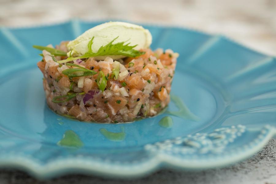 Tartar de Salmão, Quenelles de Wasabi e Infusão de Gengibre