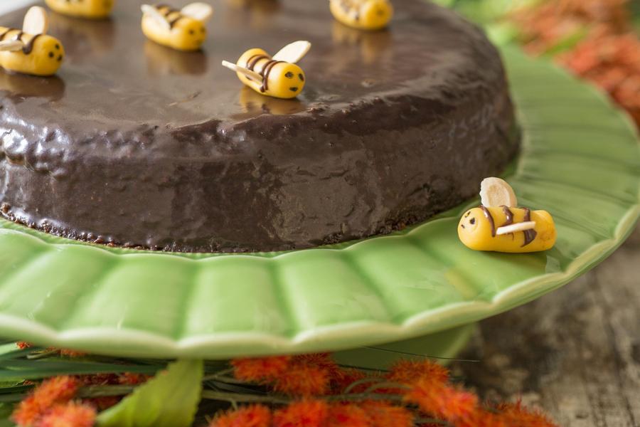 Bolo de Chocolate com Abelhinhas de Marzipã