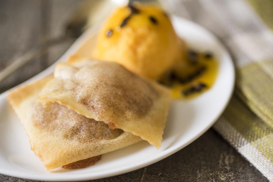 Ravióli de Banana com Maracujá e Sorbet de Tangerina Ravióli de Banana com Maracujá e Sorbet de Tangerina