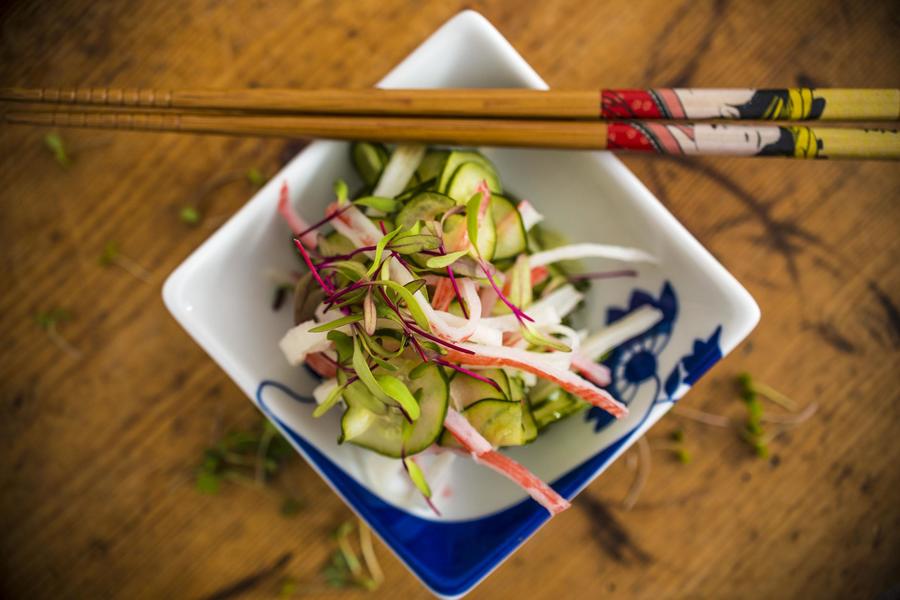 Sunomono (Saladinha de Pepino em Conserva com Kani e Gergelim)