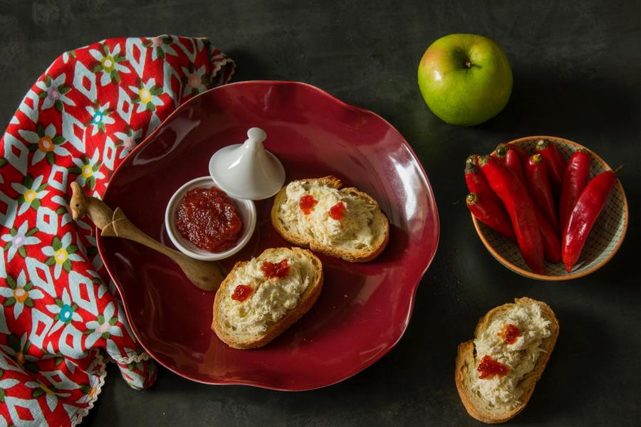 Crostini de Siri e Alho-Poró com Geleia de Pimenta-Dedo-de-Moça