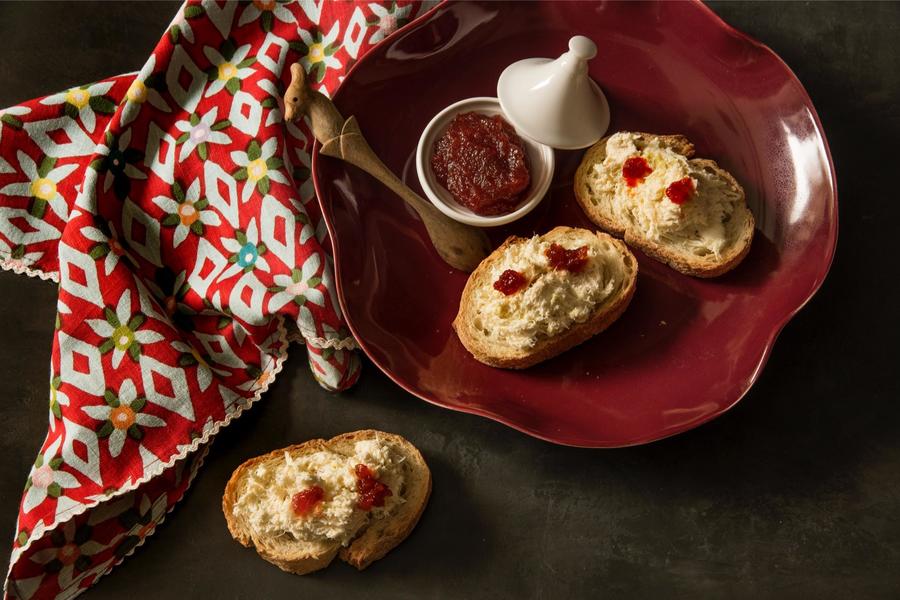 Crostini de Siri e Alho-Poró com Geleia de Pimenta-Dedo-de-Moça