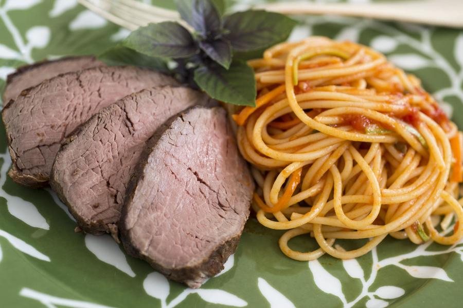 Rosbife de Mignon com Spaghettini de Abobrinha, Tomate e Manjericão