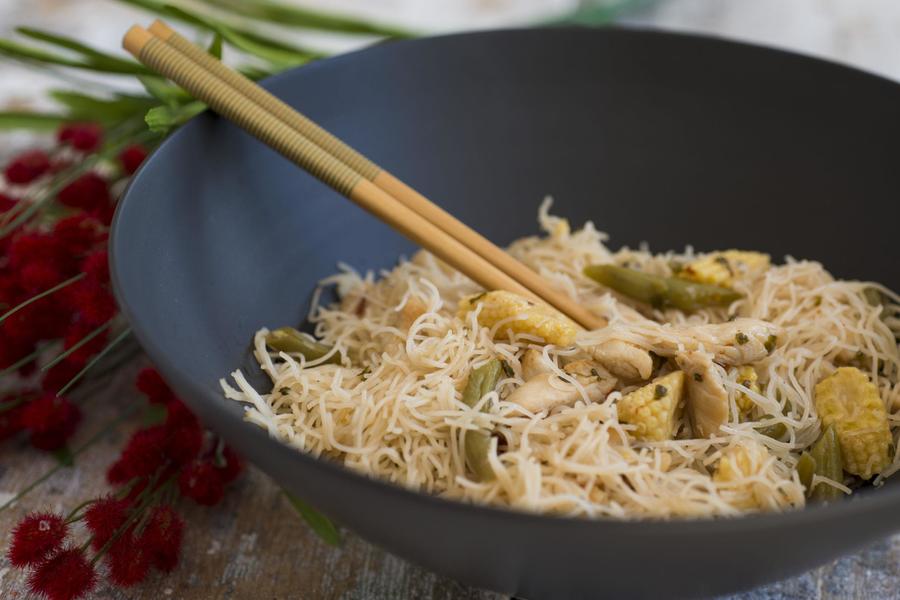 Noodle Tailandês com Frango e Legumes