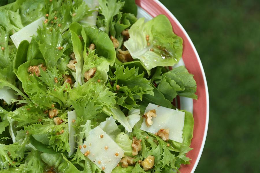 Salada Verde com Nozes e Parmesão