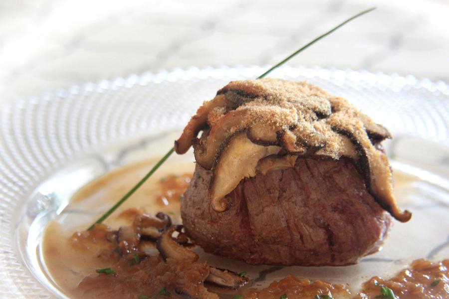 Filé-Mignon em Crosta de Shiitake e Vinho Marsala