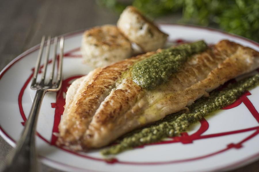 Peixe Grelhado com Escamas ao Pesto Genovês e Riso al Salto Aromatizado