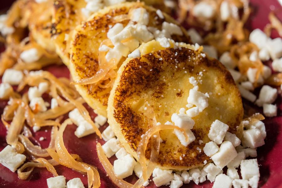 Polenta Grelhada com Cebola Caramelizada, Queijo de Cabra e Mel