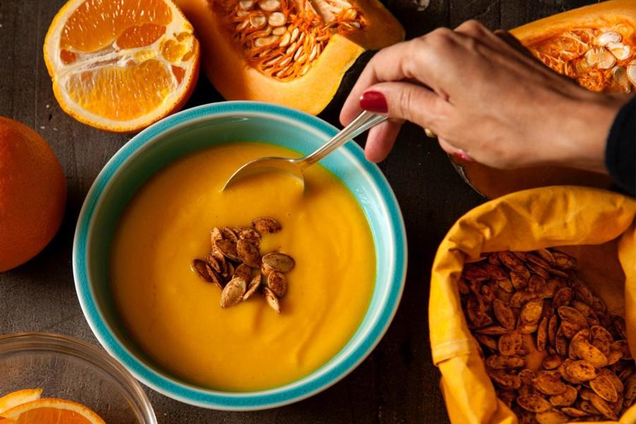 Sopa de Abóbora com Sementes Picantes